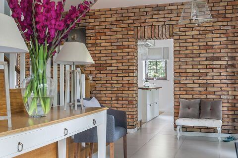 Ceglana ściana. Ocieplony styl skandynawski