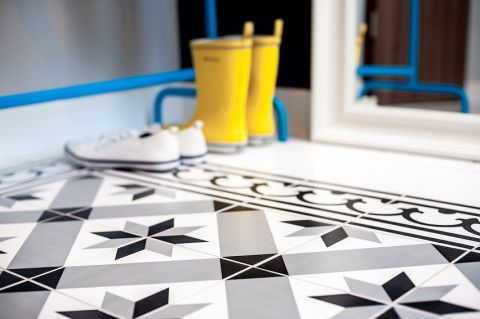 Czarno-białe kafle na podłodze dodają wnętrzu elegancji.