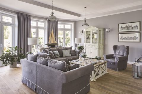 szary salon w stylu francuskim