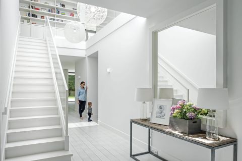 Nocą wysoki na siedem metrów hol wygląda kosmicznie. W ciemnościach świecą tylko gigantyczne kule lamp