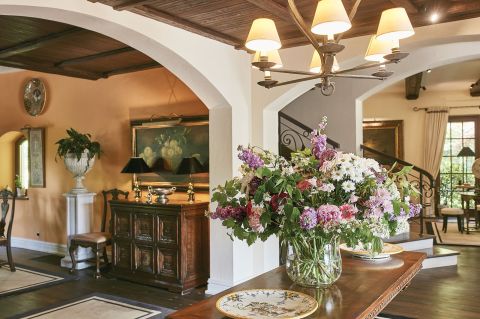 Kwiaty pojawiły się na ziemi, żeby BYŁO PIĘKNIE – mawia Małgosia. – Ja próbuję ich tylko dotknąć. Ogromne, barwne