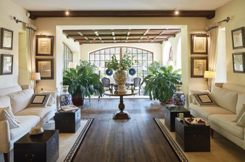 Dom pod Warszawą: prosty, sielski, subtelnie elegancki