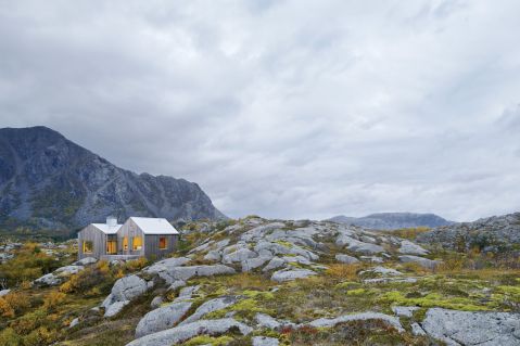 Skandynawska architektura – dom na skale zainspirowany rybacką chatą