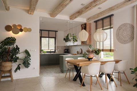 przytulna jadalnia w naturalnych kolorach