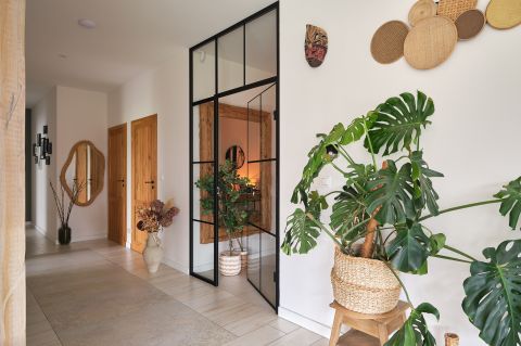 przytulny przedpokój w naturalnych kolorach