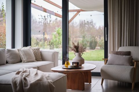 przytulny salon w naturalnych kolorach