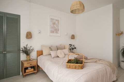 przytulna sypialnia w naturalnych kolorach