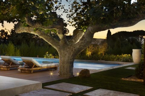 elegancki dom w stylu quiet luxury z podgrzewanym basenem