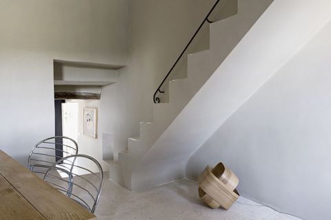 Gospodyni lubi kontrasty. Do drewnianego stołu dobrała metalowe dizajnerskie krzesła