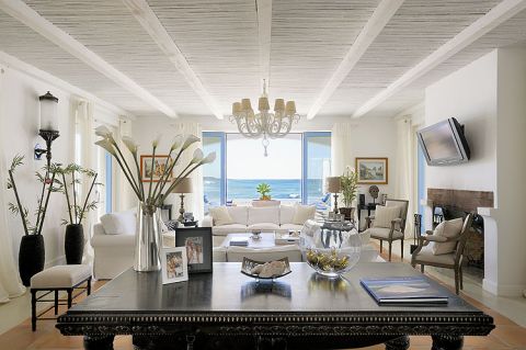 Jak przystało na dom nad morzem, wśród dekoracji znalazły się akcenty marynistyczne i muszle.