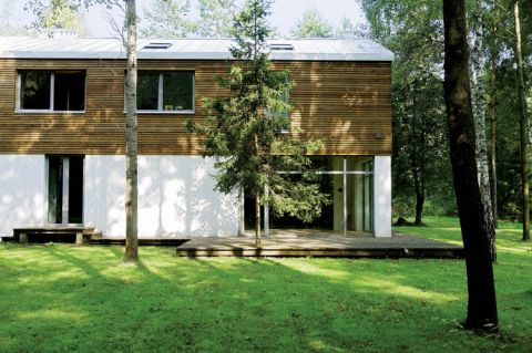 Ktoś powiedział, że dom malarza Jacka Ziemińskiego to nowoczesna bajka w lesie.
