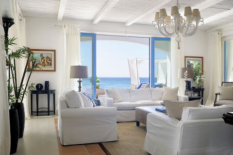 Lekkie, lniane zasłony są od Designers Guild. Na podłodze kokosowe dywany.