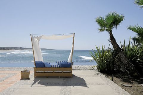Łóżko plażowe, z którego można podziwiać fale.