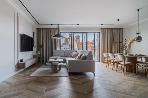 Przytulny salon z panoramicznym widokiem na Gdańsk