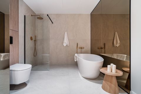 Duża łazienka w formie luksusowego salonu kąpielowego z wanną i prysznicem w apartamencie w Gdańsku