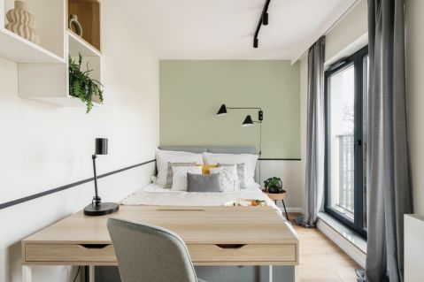 jasnozielona sypialnia z biurkiem