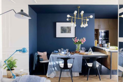 Kobiece mieszkanie na poddaszu. Kobiece mieszkanie na poddaszu pełne ciepła i koloru