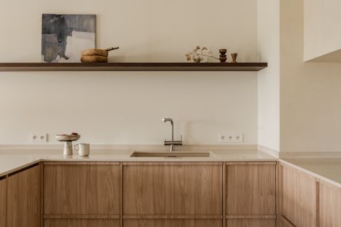 przytulna minimalistyczna kuchnia otwarta na salon