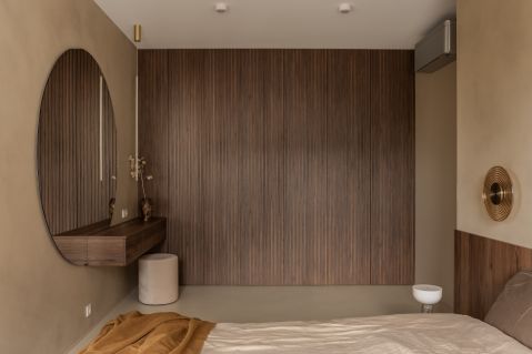 drewniana zabudowa w sypialni