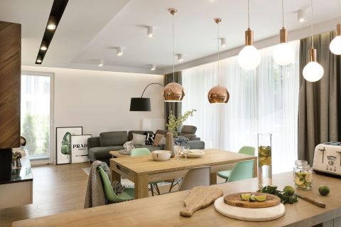 Kominek przypomina tu artdekowski mebel, ściana sypialni rozsuwa się jak w sezamie