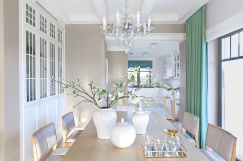 Na stole w jadalni porcelanowe naczynia z warszawskiego salonu Archidzieło.