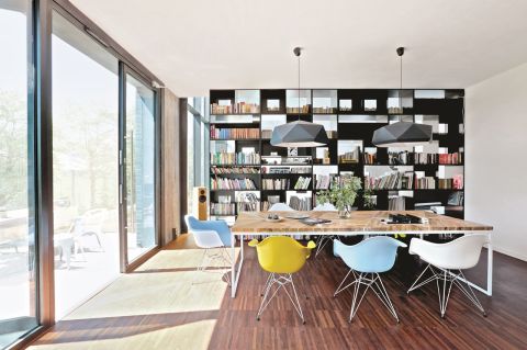 Jacek projektował dwie uniwersyteckie biblioteki jego żona prowadzi wydawnictwo książkowe. Domowa biblioteka musiała być więc