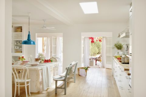 Kade okno zasłaniają shuttersy, dzięki którym można zrobić cień. Drewniane stare meble pani domu kupiła