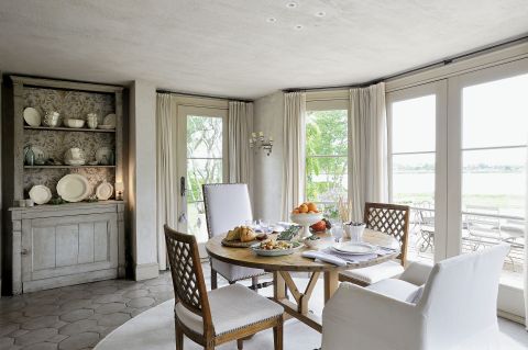 Stary kredens w jadalni w stylu prowansalskim.