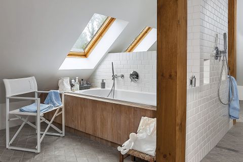 Styl skandynawski: biele błękity i szarości na tle drewnianej ściany. W domu pomieszano wiele stylów