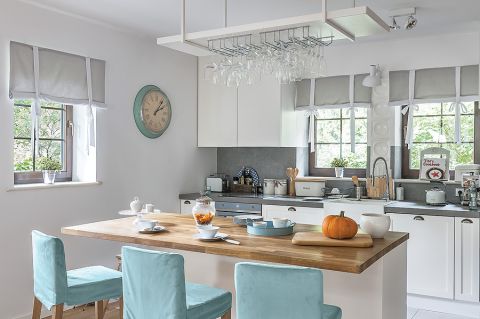 Styl skandynawski lekko ociepliłyśmy brązem i kolorem – opowiada projektantka.