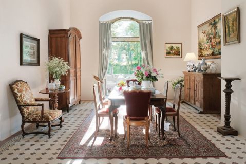 W JADALNI Z WYJŚCIEM DO OGRODU PRZYWIEZIONY Z FRANCJI FOTEL Z XVIII WIEKU, DĘBOWA NIEMIECKA KOMODA Z KOŃCA XVII W.