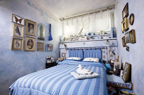 Sypialnia w odcieniach niebieskiego.