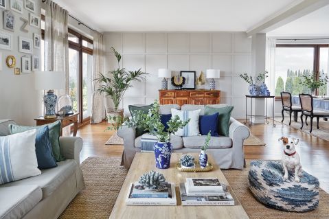 salon w stylu hampton i rustykalnym