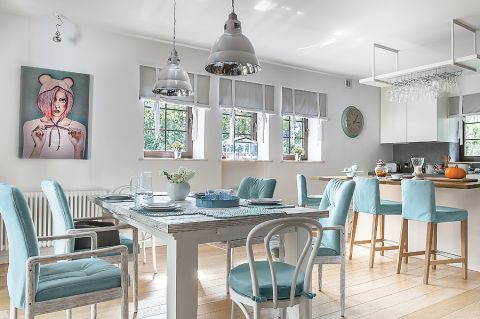 Ukochane biele (kuchenne fronty) i błękity (krzesła thonety i hokery w jadalni).