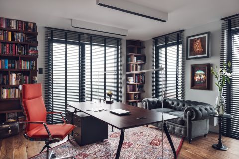 W gabinecie stoi lekkie biurko, kolorowe krzesło oraz minimalistyczne lampy biurkowe.