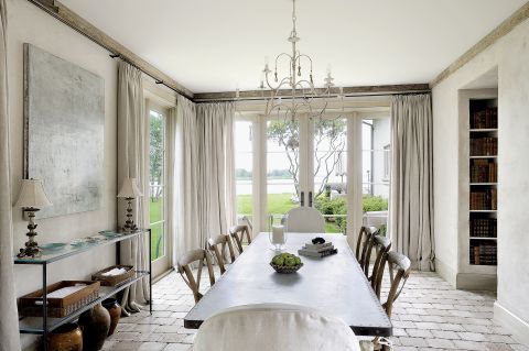 Widok z jadalni rozciąga się na zatokę. Nastrój relaksu podkreślają też lniane zasłony i wypłowiałe błękity.