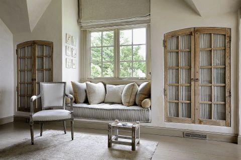 Właściciele postawili na solidne materiały i szorstkie, matowe powierzchnie. Mimo to jest przytulnie.