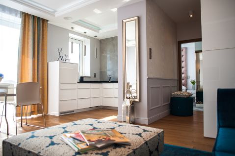 Ze względu na niewielki metraż mieszkania - połączenie kuchni z salonem optycznie powiększyło przestrzeń.