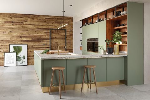 zielona kuchnia z drewnem