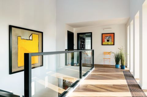 Żółte metalowe krzesło NAP. Dom z widokiem na miasto