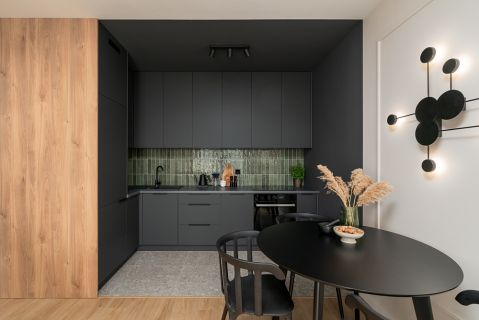 mały salon z aneksem kuchennym w bloku