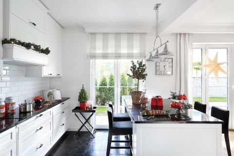 biało czarna kuchnia w stylu nowojorskim