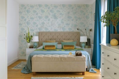niebieska tapeta na ścianie w sypialni