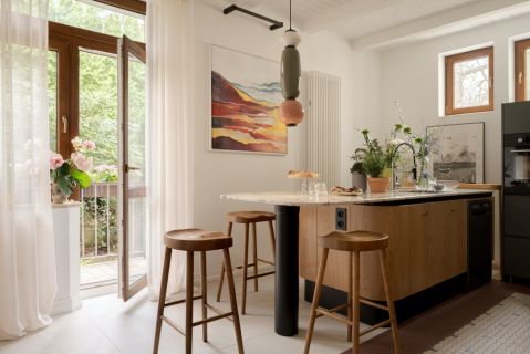 kuchnia z wyspą w gdyńskiej modernistycznej kamienicy