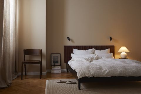 nastrojowe lampy przy łóżku