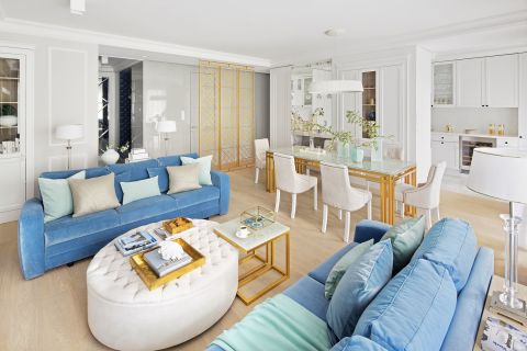 niebieska kanapa w salonie