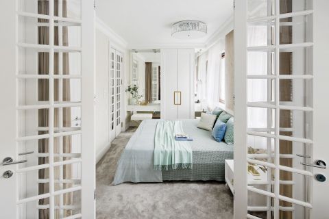 biała sypialnia z przeszklonymi drzwiami