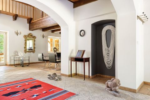 W niszy idealnie prezentuje się praca Xawerego Korale , obok na stoliku pamiątkowa księga. Na podłodze