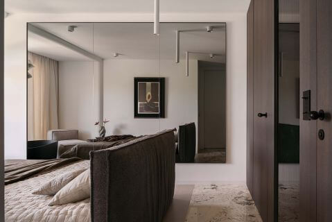 sypialnia z wolnostojącym łóżkiem