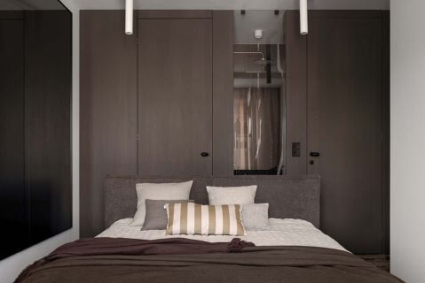 sypialnia z wolnostojącym łóżkiem